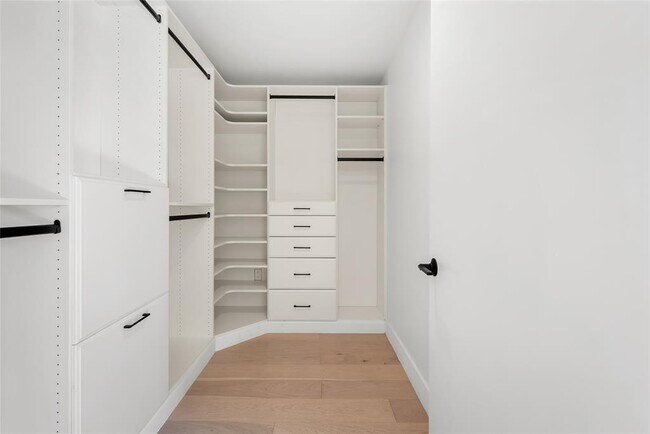 Building Photo - 70 Rainey St