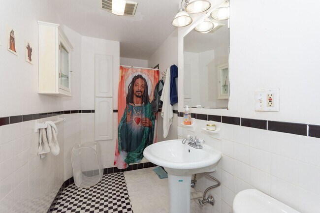 Building Photo - Newly renovated two bedroom, MUST SEE, Great Packard's Corner location