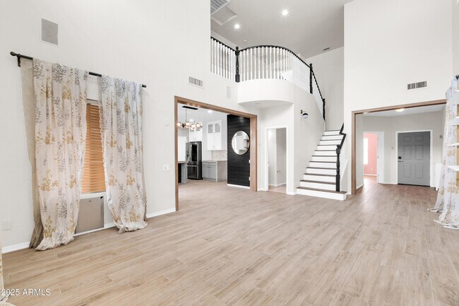 Building Photo - 2040 W Kathleen Rd