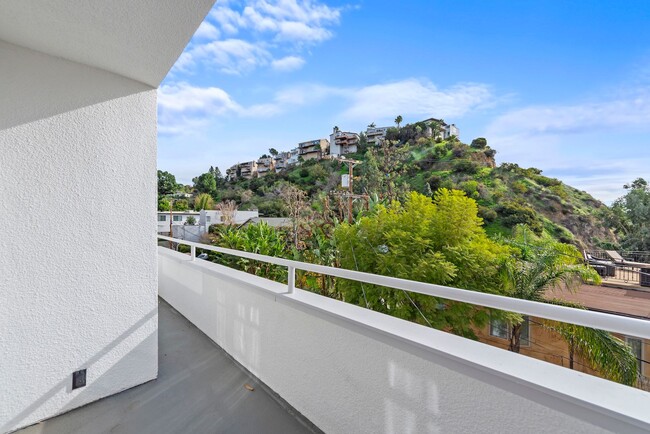 Building Photo - Beautifully Renovated Hollywood Hills House