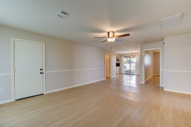 Building Photo - 1120 Mahlmann St