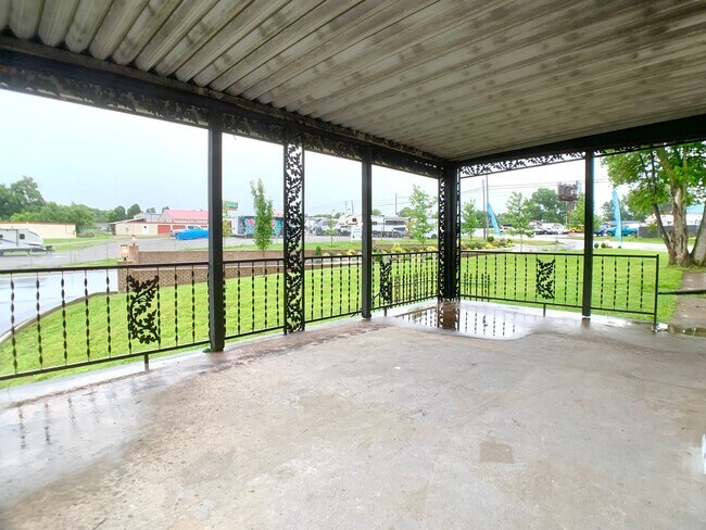 Building Photo - 917 Sinclair Dr