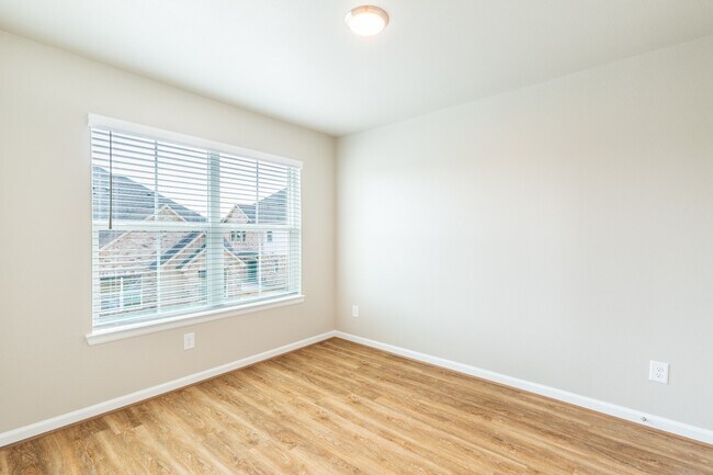 Building Photo - 215 Pk Pl Cir