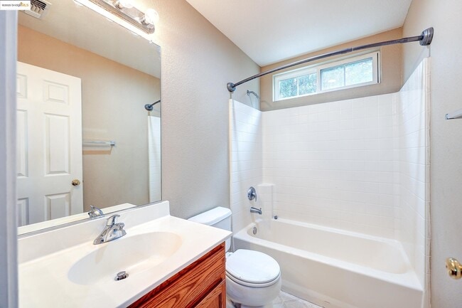 Building Photo - 220 Whispering Oaks Ct