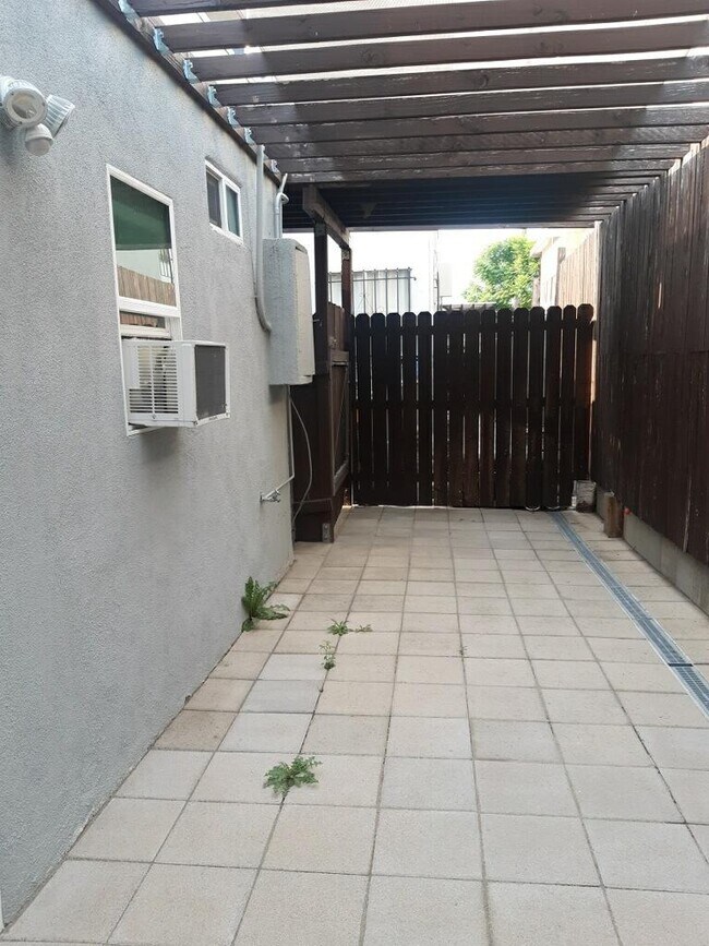 Building Photo - 909 N Poinsettia Pl