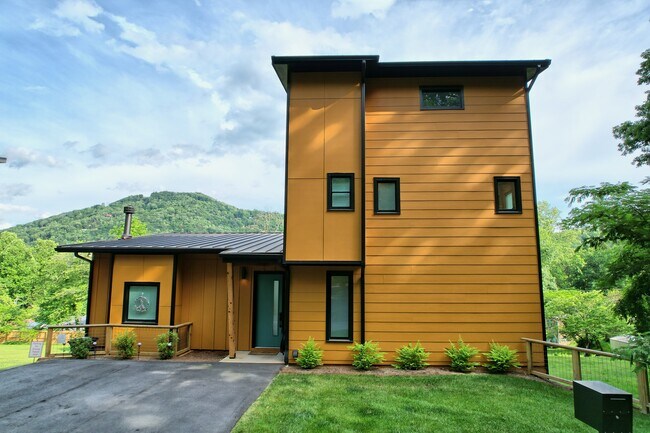 Building Photo - 122 Cannon St