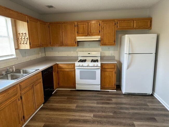 Building Photo - 7082 Oakwood Cir