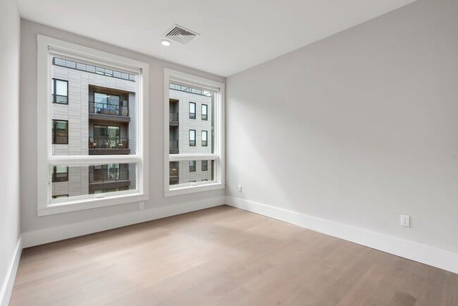 Building Photo - Jamaica Plain luxury 2 BR for 9/1