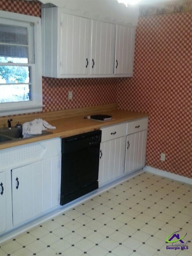 Building Photo - 323 Bernard Dr