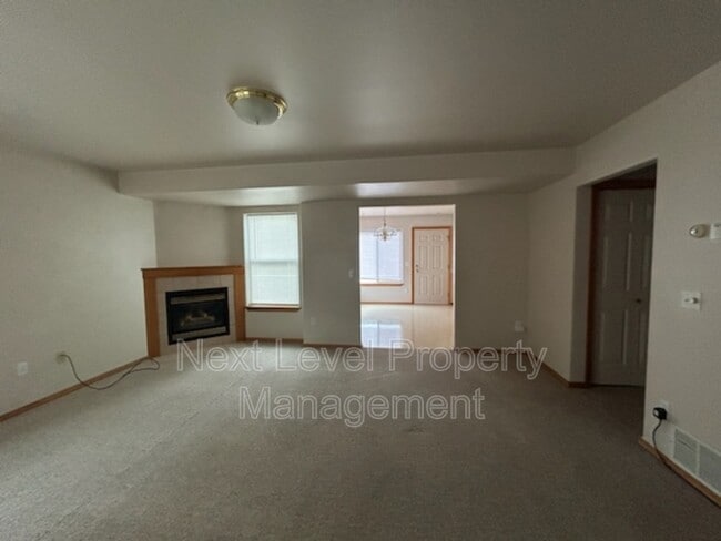 Building Photo - 1975 Greatview Dr