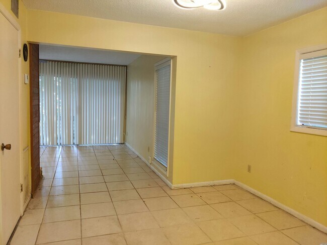 Building Photo - 1002 E Michigan St