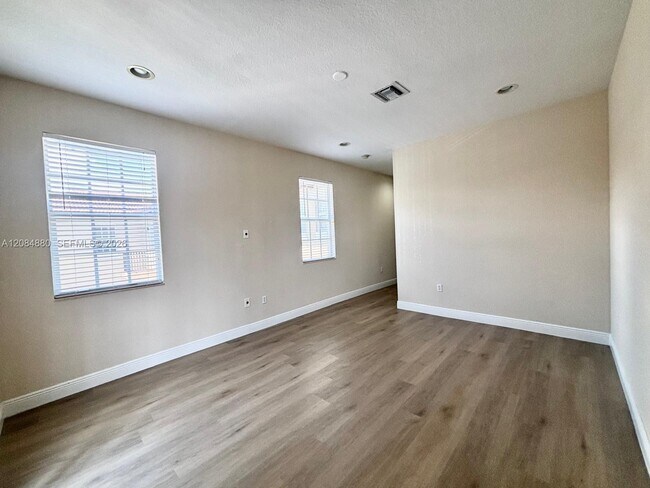 Building Photo - 6965 Julia Gardens Dr