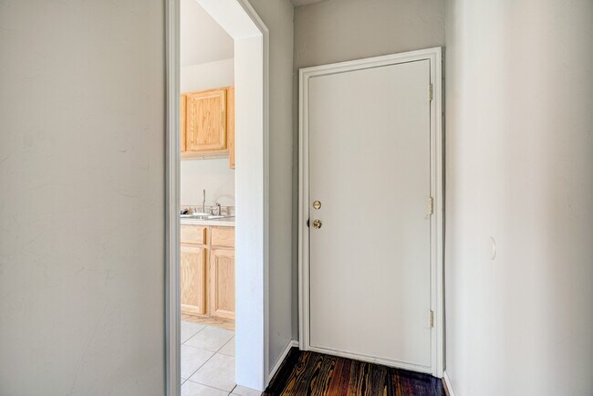 Building Photo - Stylish & Convenient Living Near OU !