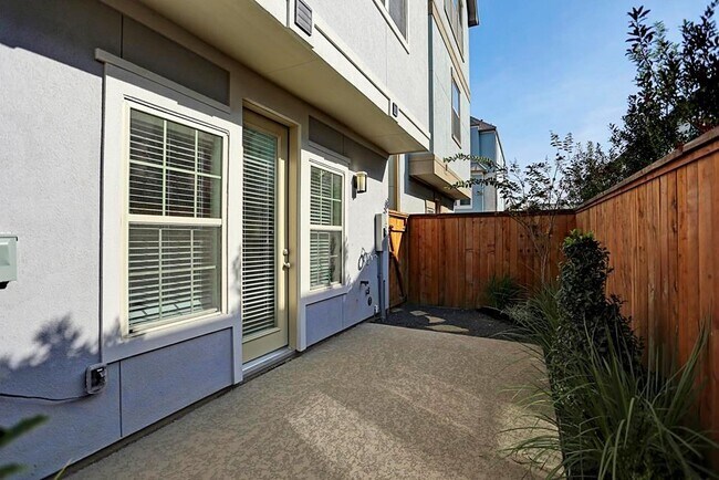 Building Photo - 11005 Acorn Falls Dr