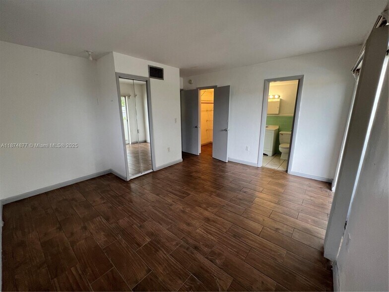 Building Photo - 465 S Royal Poinciana Blvd