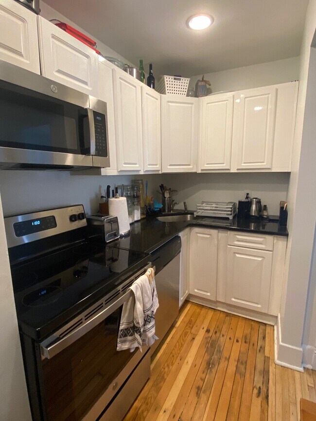 Building Photo - 481 Warwick St