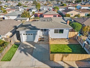 Building Photo - Sunny Seaside 3 bedroom House - Available Now