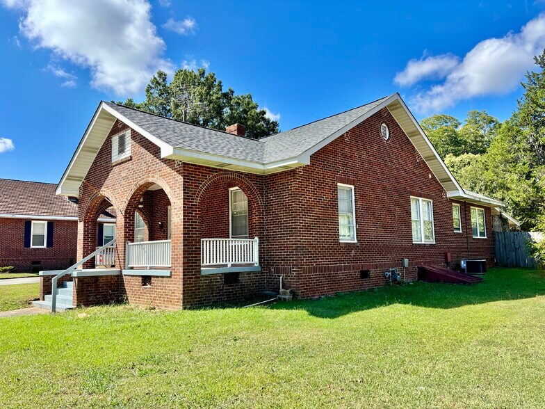 Building Photo - 2412 Main St S