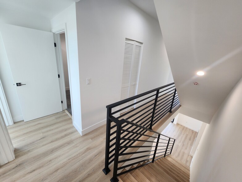 Building Photo - 6061 Fulton Ave