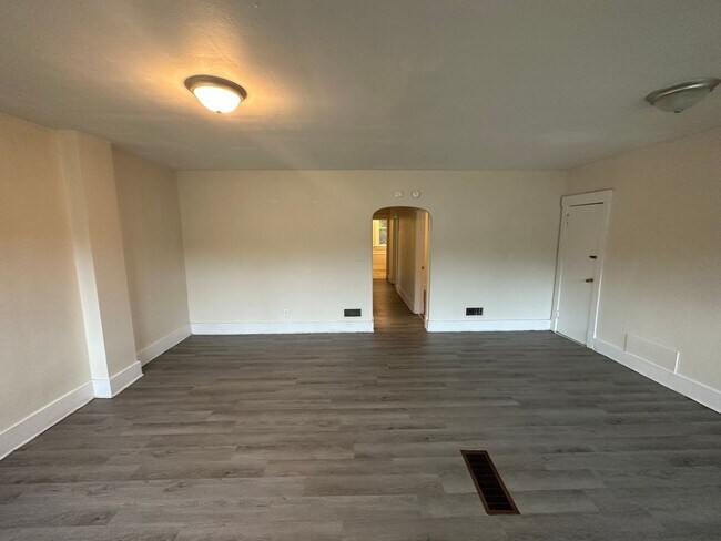 Building Photo - nbr440