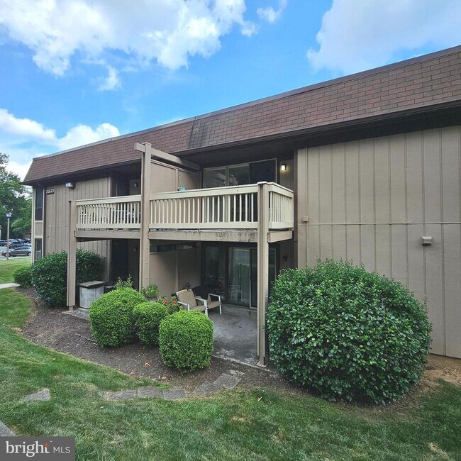 Building Photo - 5821 Royal Ridge Dr
