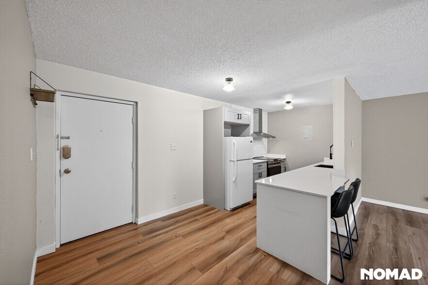 Building Photo - 1250 Golden Cir