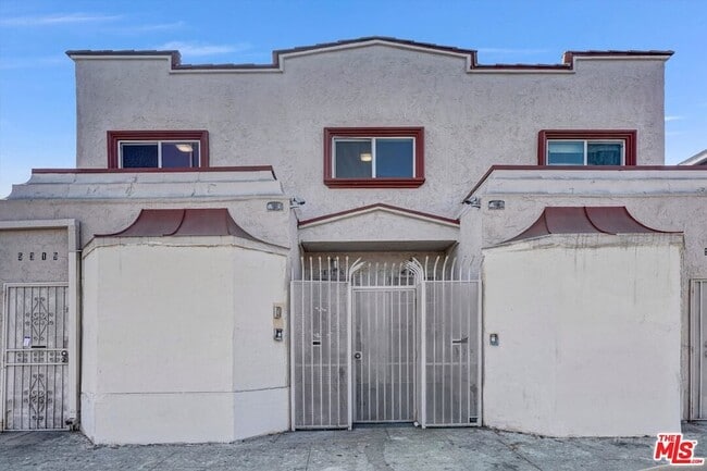 Building Photo - 5319 1/2 Normandie Avenue Unit