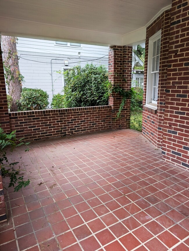 Building Photo - 604 Vance St NE