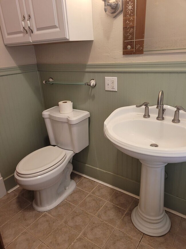 Building Photo - 3 bedroom 2 bath