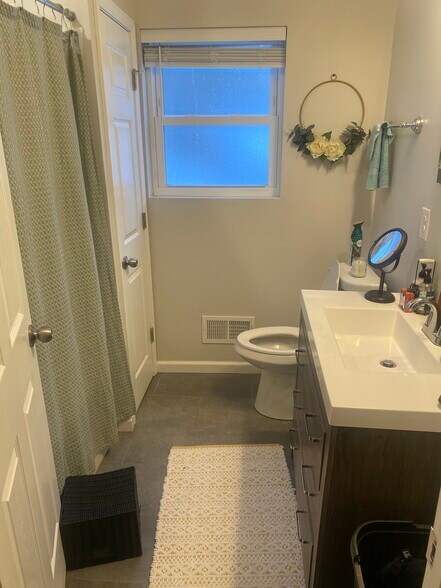 Bathroom-floor 2 - 121 Howard St