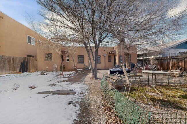 Building Photo - 116 Columbia Dr SE