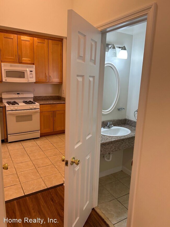 Building Photo - 2 br, 1.5 bath House - 1603 6th St. NW