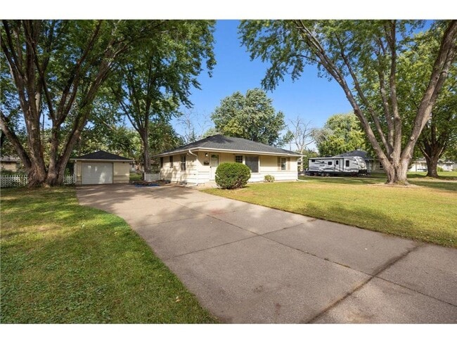 Building Photo - 4 Bed - 2 Bath Brooklyn Park Home with Lar...