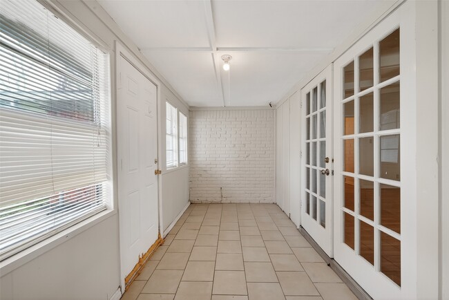 Building Photo - 2319 Blue Willow Dr