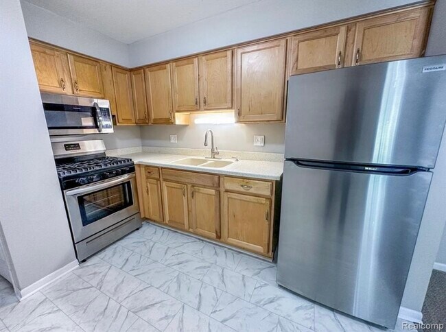 Building Photo - 41856 Langley Dr