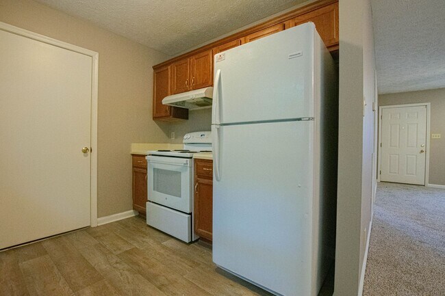 Building Photo - Three Bedroom on Tree Line Lot!