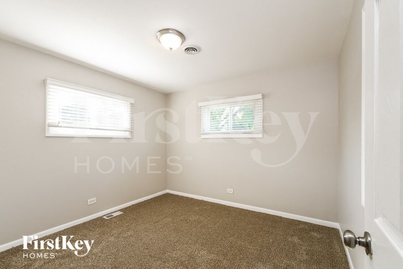 Building Photo - 9358 S Richmond Ave