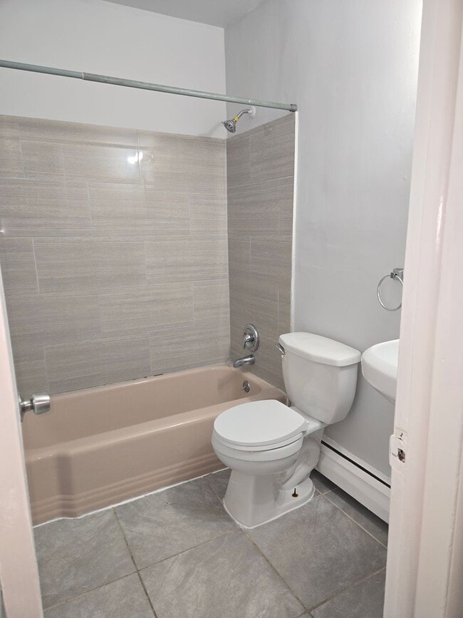 Building Photo - Large 2 bedroom, 1 bathroom