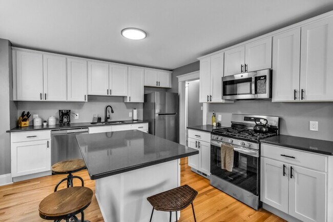 Building Photo - Furnished 4-Bedroom, 2-Bath Lower Unit in North Buffalo