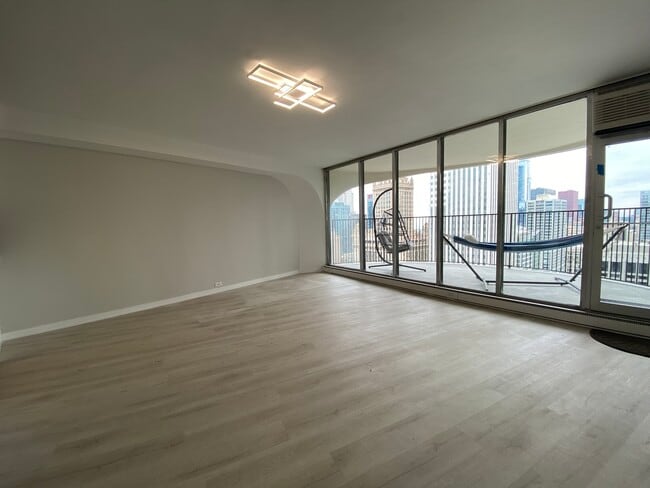 Building Photo - 300 N State St