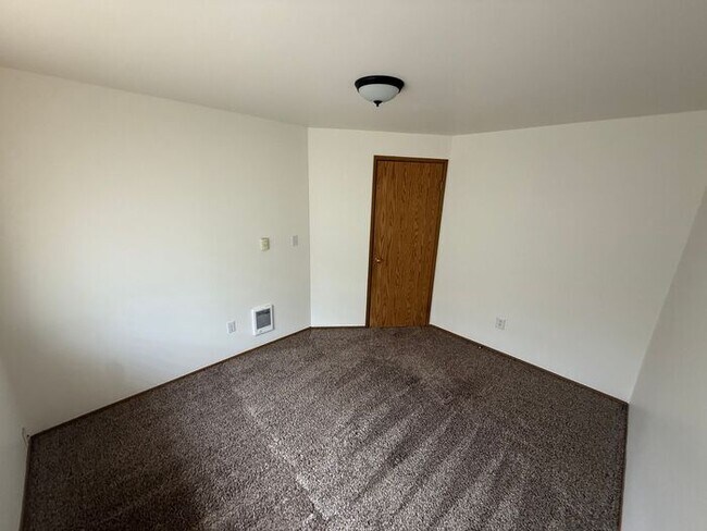 Building Photo - Puyallup 2 PLUS bedroom, 2 bath Large dupl...