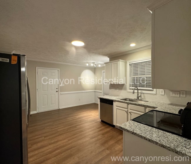 Building Photo - 5635 Thackeray Dr