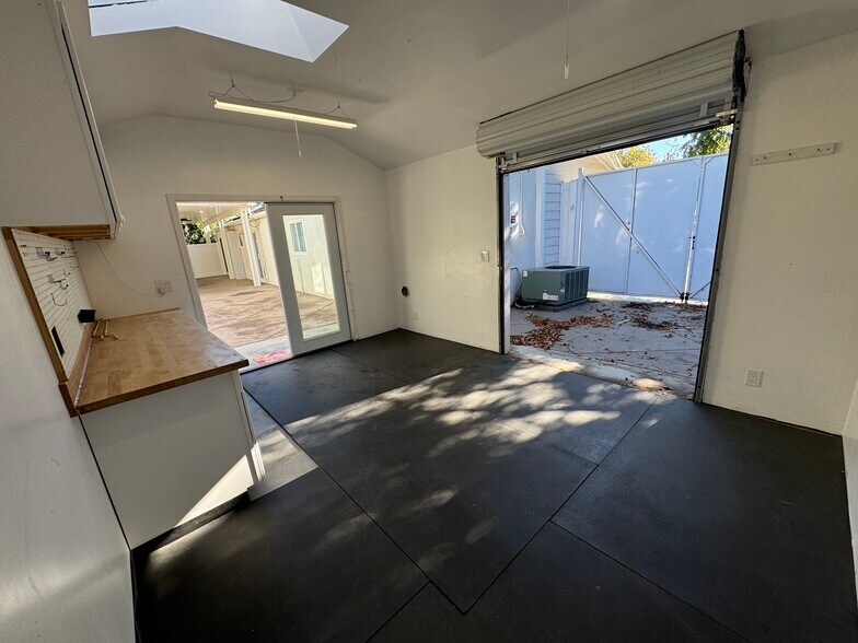 Building Photo - 1121 Calle Tulipan