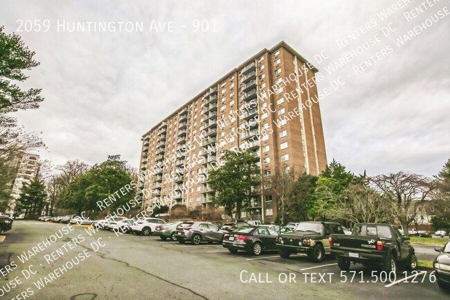 Building Photo - Welcome home to this stunning 9th-Floor St...