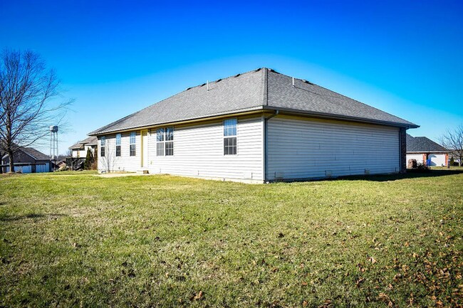 Building Photo - 505 Falcon Heights