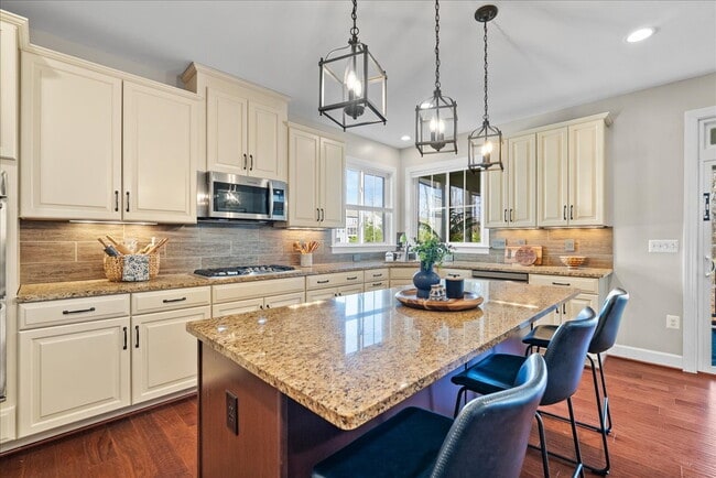 Building Photo - Elegant Single-Family Residence with Upscale Finishes in Amenity-Rich Community