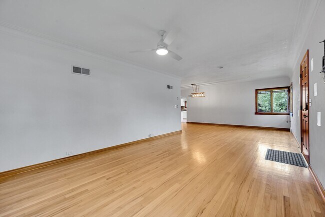 Building Photo - 3 bedroon 1.5 bath home with amazing yard ...