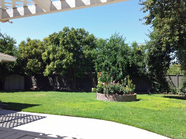 Building Photo - Almost 2000 SF home near Fresno State