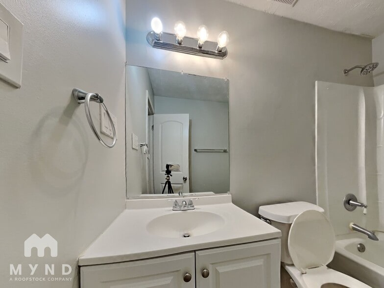 Building Photo - 3047 Brook Hollow Dr