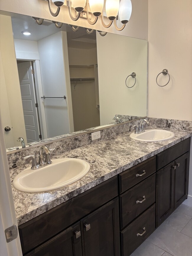 Building Photo - 3420 E Guila Dr